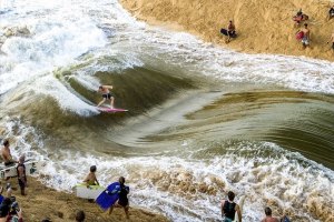 Jamie O’brien surfa ondas perfeitas no rio Waimea