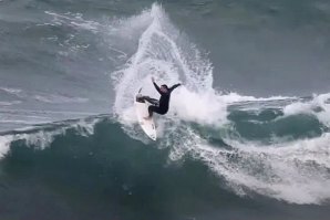 Um dia cinzento de surf em Backdoor, Ericeira, com Vasco Ribeiro, Tomás Fernandes, Joaquim Chaves e Luís Perloiro