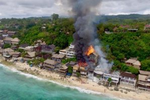 Bali acordou com incêndio em Bingin