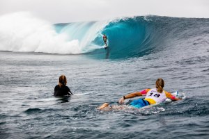 A onda de Teahupoo no Tahiti.  Foto: Kelly Cestari/WSL  