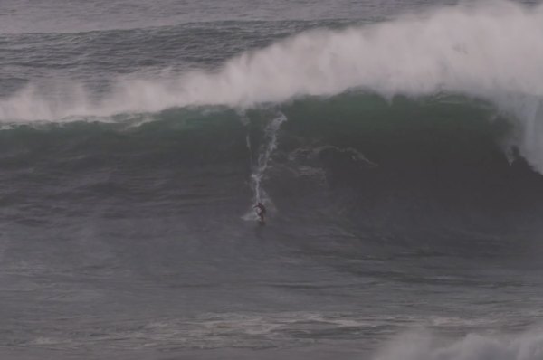 Ivo Cação busca a glória nas ondas da praia do Norte da Nazaré