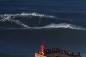 AS MONSTRUOSAS SESSÕES DE SURF NA NAZARÉ