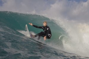 Mick Fanning, Josh Kerr, Kieren Perrow, encontram ondas perfeitas em Kirra