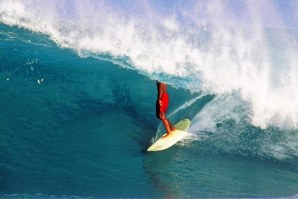 Bonga Perkins é um dos surfistas que estará presente a cruzar os tubos de Backdoor.