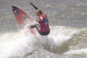 Condições de mar forte obrigam o arranque da Miss Quebra Mar Cup na Praia da Barra