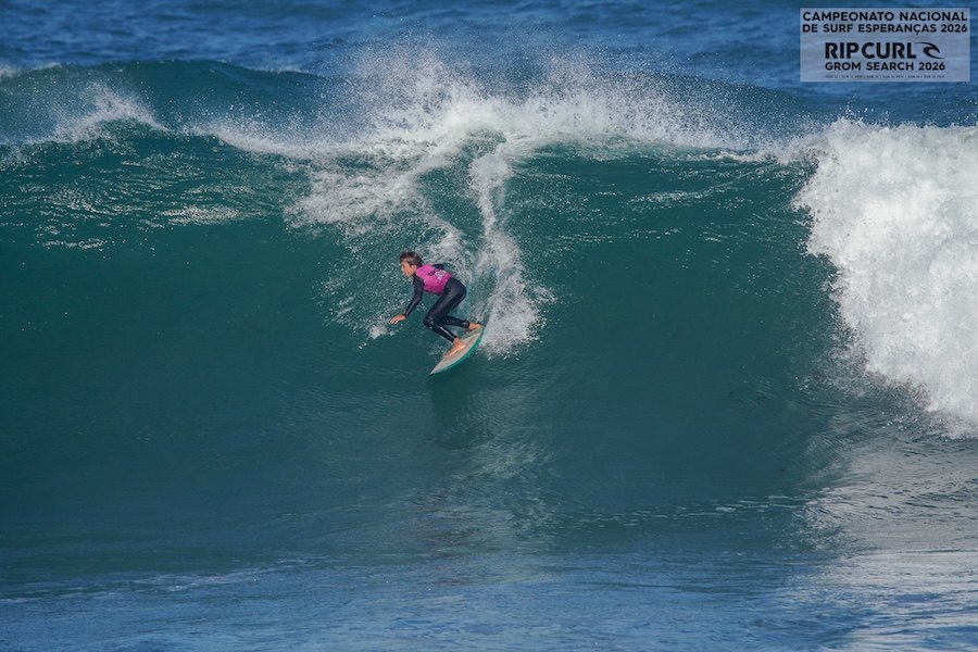 Ondulação forte desafia jovens talentos no segundo dia do Rip Curl GromSearch 2026