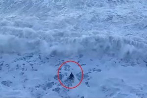 Surfista de 17 anos numa situação de risco de morte é resgatado do mar em Guarujá