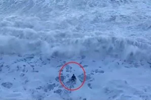 Surfista de 17 anos numa situação de risco de morte é resgatado do mar em Guarujá