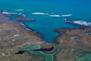 VAZAMENTO DE PETRÓLEO NO BRASIL PODE TER ORIGEM ABAIXO DA SUPERFÍCIE DO MAR