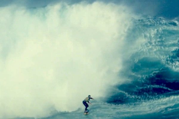 Michelle a desfrutar da Big Wave Açoriana. © Gigantes de Nazaré e Cesinha Feliciano 