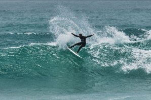 Frederico Morais e Carolina Mendes destacam-se no 1º dia do Allianz Ericeira Pro 2022