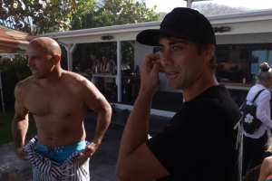 Koa Rothman e Kelly Slater analisam Pipeline durante o Da Hui Backdoor Shootout