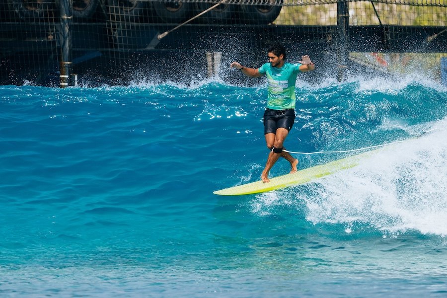 António Dantas em destaque na estreia no Surf Abu Dhabi Longboard Classic