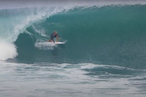 Memórias de um confinamento diferente: Kelly Slater em Padang Padang, em Setembro de 2020