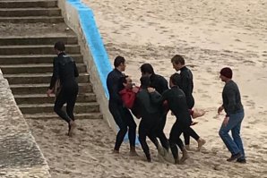 António Silva teve de ser levado da praia por vários surfistas mostrando a gravidade da lesão   Foto: Surftotal