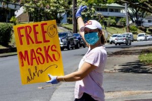 Carissa Moore distribuiu máscaras à beira da estrada. Foto:Every1ne Hawaii