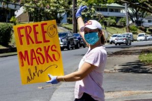 Carissa Moore distribuiu máscaras à beira da estrada.  Foto:Every1ne Hawaii