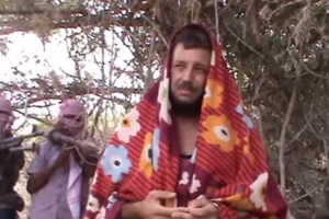 PIRATAS SOMALIS LIBERTAM JORNALISTA DE SURF AO FIM DE TRÊS ANOS