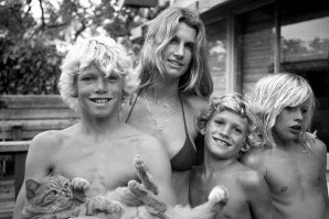John John junto aos seus irmãos e mãe.