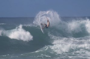 JORDY SMITH MOSTRA AS SUAS SESSÕES DE SURF DURANTE A SUA TEMPORADA NO HAVAÍ