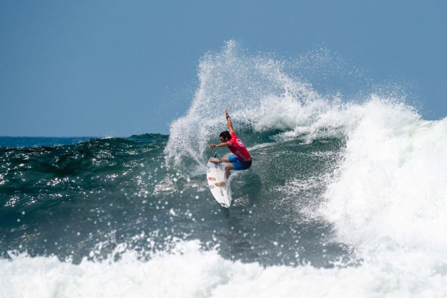 Kikas vai para as repescagens, e Guilherme Ribeiro tem sucessos consecutivos no ISA World Surfing Games