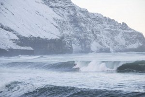 SURFAR SEM CROWD NAS ÁGUAS GELADAS DA ISLÂNDIA