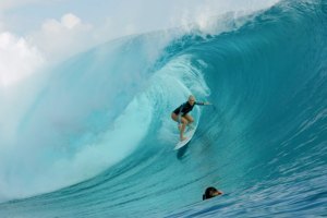 TATIANA WESTON-WEBB MOSTRA MUITO À VONTADE EM TEAHUPO’O