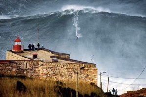 Este fim-de-semana, ondas na Nazaré podem passar os dez metros