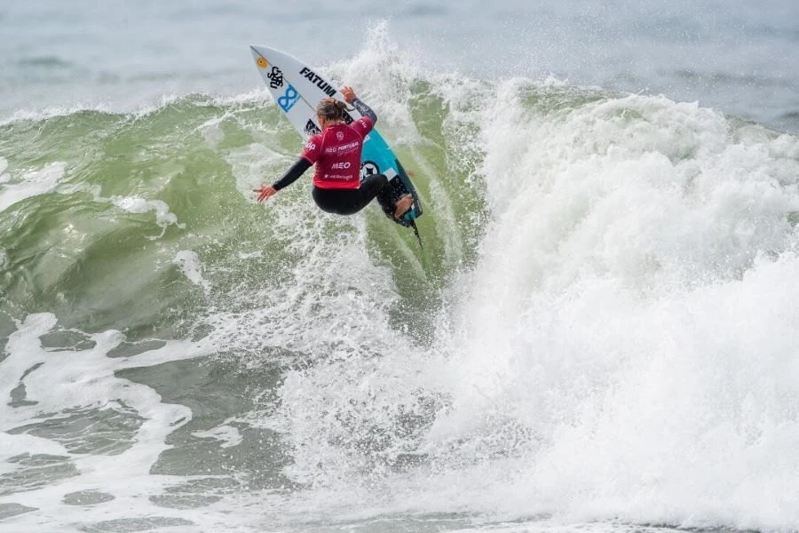 Yolanda Hopkins avança triunfante na ronda inaugural do Boardmasters