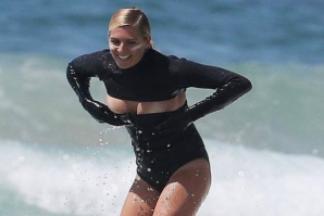 STEPHANIE GILMORE E O FATO DE SURF &quot;ESCORREGADIO&quot;