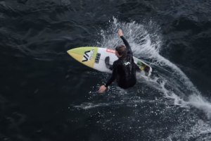 AS DISTINTAS ABORDAGENS AO SURF DE NOAH BESCHEN E OSCAR LANGBURNE EM "DEMO"