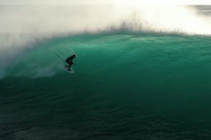 TUBOS DUPLOS NUMA GRANDE ONDULAÇÃO EM BALI