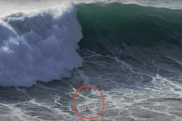 Momento em que Sebastian Steudtner resiste ao impacto de 3 ondas do set na Praia do Norte na Nazaré