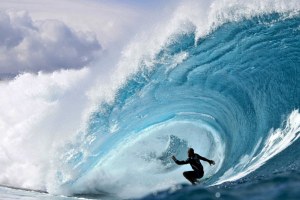 TUBÃO DE KELLY SLATER NA RAINHA DO NORTH SHORE
