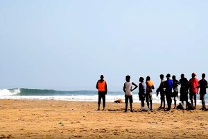 TOMÁS VALENTE ENCONTRA BOM SURF NUMA ESQUERDA PARADÍSIACA EM ANGOLA
