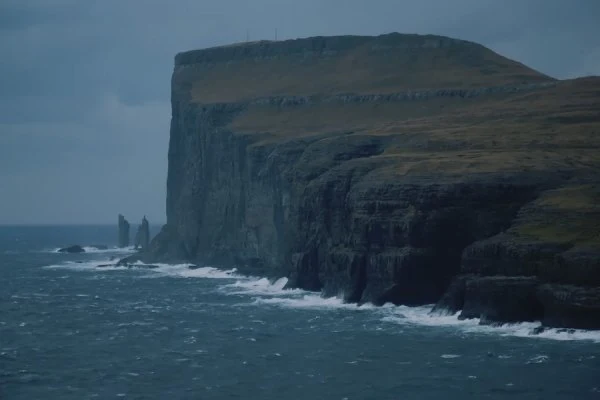 Surf em solidão no Atlântico Norte: as Ilhas Faroé como destino de Surf