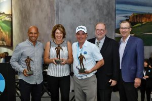 Kelly Slater com as mãos no Prémio Arnie.