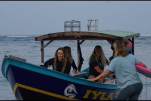 Elite feminina australiana surfa em Lakey Peak - com India Robinson, Isabella Nichols, e outras