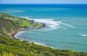 Manu Bay, em Raglan, irá receber esta semana os melhores surfistas do mundo para a edição inaugural do Corona Cero New Zealand Pro Presented by Bonsoy, cuja janela de competição decorre entre 15 e 25 de maio de 2026.