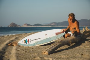 TRI CAMPEÃO MUNDIAL DE SURF TOM CURREN É O GRANDE PROTAGONISTA DE FREE SCRUBBER