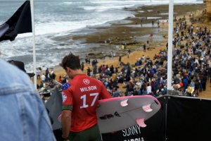 JULIAN WILSON LANÇA NOVA SÉRIE "IN BETWEEN"