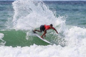 Pedro Henrique em ação nas águas de Anglet.