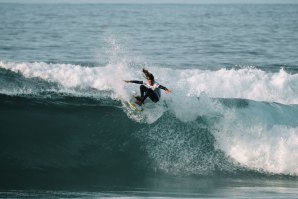 Maria Salgado uma surfista com elevada técnica e coragem. Click por Jorge Matreno / ANS