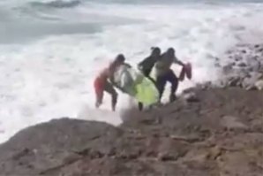 Ação de salvamento de surfista na praia da Foz do Lizandro