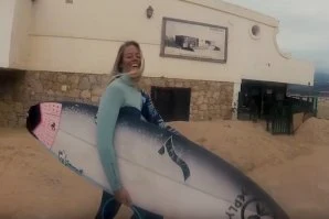 OS TREINOS DE SURF DE INVERNO DE CAMILLA KEMP