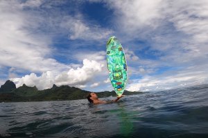 MASON HO E A SUA MINI PRANCHA MÁGICA 4´9 NO TAHITI