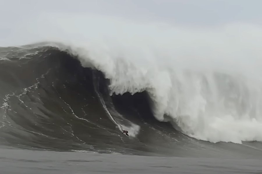 Surfista da Califórnia dropou uma onda gigante estimada em 33 metros de altura estabelecendo potencialmente um novo recorde mundial