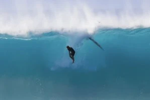 Pipeline já acordou: Nathan Florence partilha sessão épica com múltiplos Pipe Masters na água