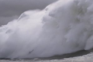 GRANDES QUEDAS NO SURF EM ONDAS GIGANTES NA NAZARÉ !