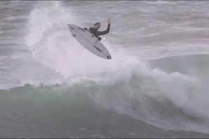 Frederico Morais numa surfada divertida em Peniche